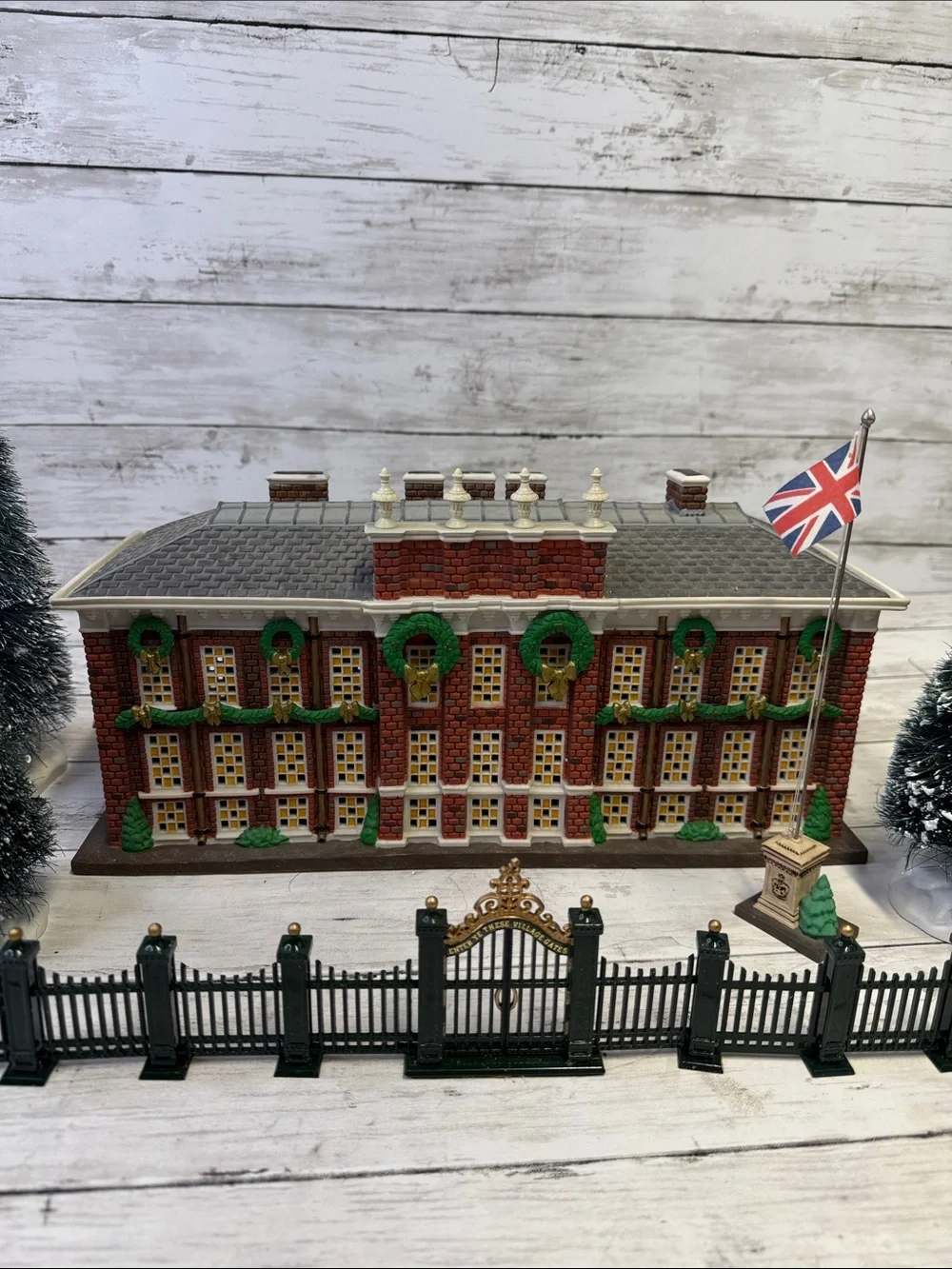 Dept 56 Kennsington Palace Christmas Village Read Description